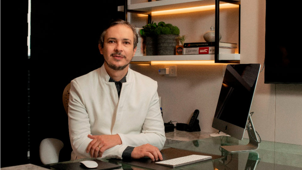 Dr. Sérgio Paulo Aguilera Machado, médico (CRM 19780 PR) Especialista em clínica Médica (RQE 15257), Membro da sociedade brasileira de Laser e do colégio ibero latino americano de Dermatologia