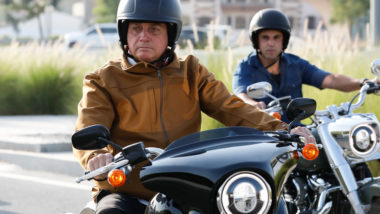 TCU vai investigar gastos de Bolsonaro com cartão corporativo O presidente Jair Bolsonaro (PL) passeia de moto pelas ruas de Doha, no Qatar, em novembro do ano passado.