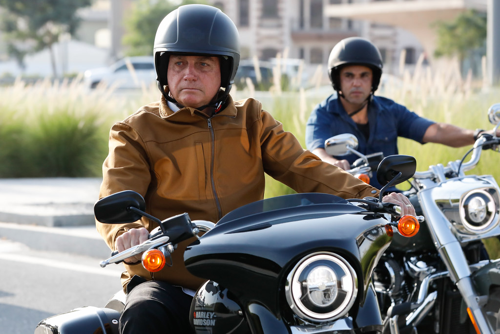O presidente Jair Bolsonaro (PL) passeia de moto pelas ruas de Doha, no Qatar, em novembro do ano passado.