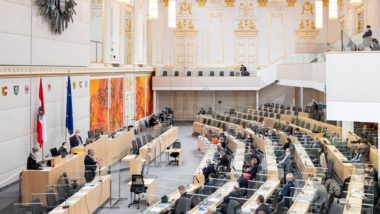 Parlamento da Áustria conclui aprovação da vacinação obrigatória Lei que estipula multas para maiores de idade que não se vacinarem contra a Covid-19 foi aprovada no Bundesrat e agora segue para sanção do governo da Aústria