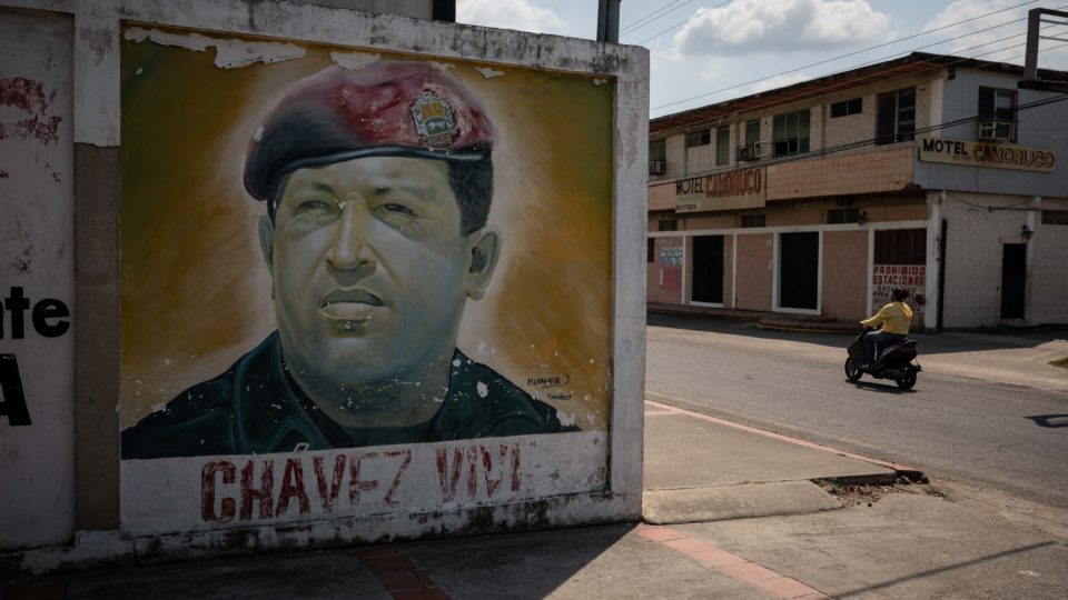 Parlamento da Venezuela enaltece golpe de estado de Chávez como “rebelião militar” Muro com pintura de Hugo Chávez, na cidade de Sabanetas, Venezuela