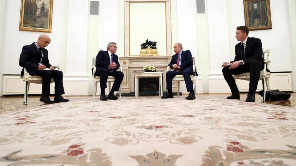 A América Latina em três incidentes Os presidentes da Argentina, Alberto Fernández, e da Rússia, Vladimir Putin, em encontro em Moscou esta semana