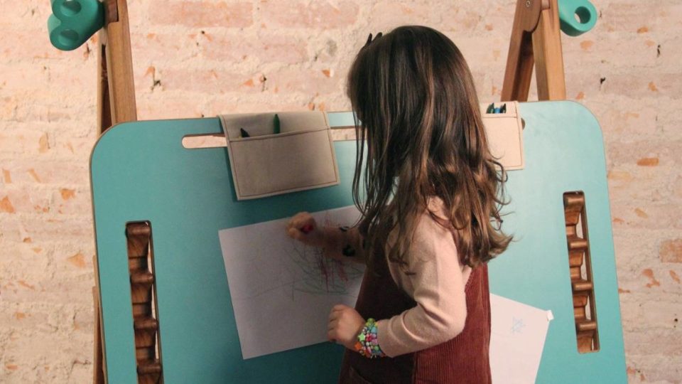 Marca de design curitibana lança mesa que acompanha o crescimento da criança Marca de design curitibana lança mesa que acompanha o crescimento da criança