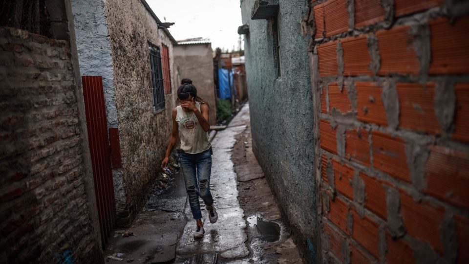Argentina expulsa paraguaio acusado de vender cocaína adulterada que matou 21 Drogas foram apreendidas no assentamento de “Puerta 8”: detido tinha ordem de expulsão anterior por posse ilegal de arma e tráfico de drogas, nunca cumprida porque estava foragido