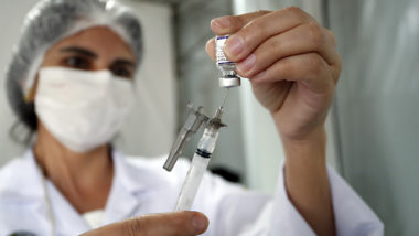 Curitiba anuncia novo calendário de vacinação para 2ª dose e reforço anticovid 76.909 curitibanos serão convocados para receber a segunda dose e a dose de reforço contra a Covid-19 na próxima semana.