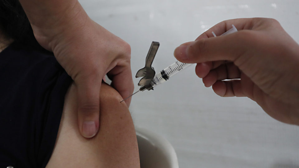 A vacinação das crianças seguirá de forma escalonada por período de nascimento.