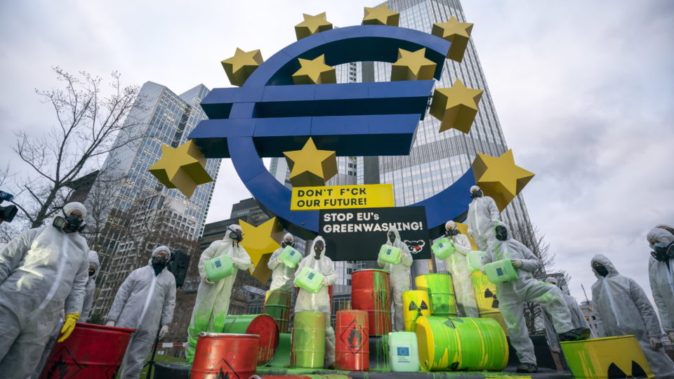 Como o fim das usinas nucleares na Alemanha impactou o bolso dos alemães e a relação com a Rússia Manifestantes de grupo anti-nuclear em Frankfurt: fim das usinas, na verdade, só piorou a economia e as emissões de gás carbônico