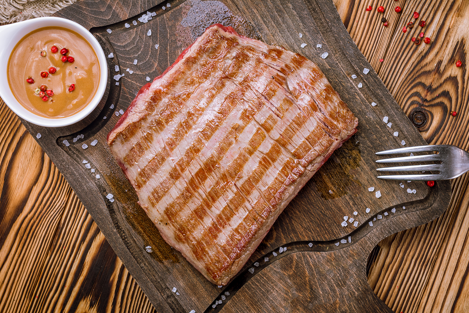 O cupim fica muito macio se preparado na panela de pressão, mas também pode virar a estrela de qualquer churrasco, mesmo se preparado fininho.