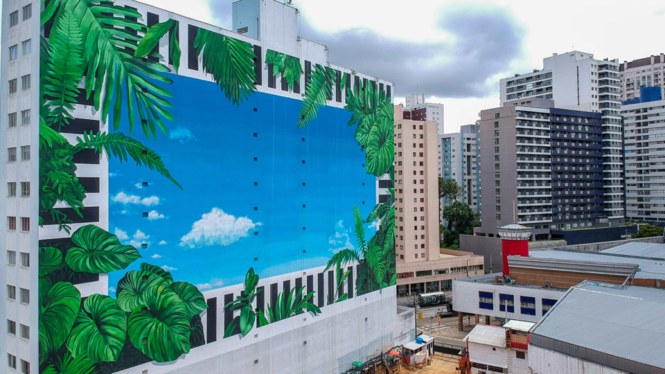 Curitiba ganha o maior painel urbano do Sul do Brasil com 2 mil m² Incorporadora GT idealizou o painel que atualmente é o maior da região Sul do país, em Curitiba.