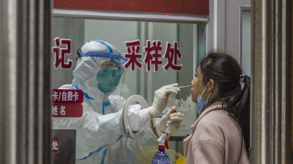 China impõe “quarentena domiciliar” em cidade de 3,5 milhões de habitantes Teste de Covid-19 em Xangai: deslocamentos devido ao Ano Novo chinês preocupam as autoridades