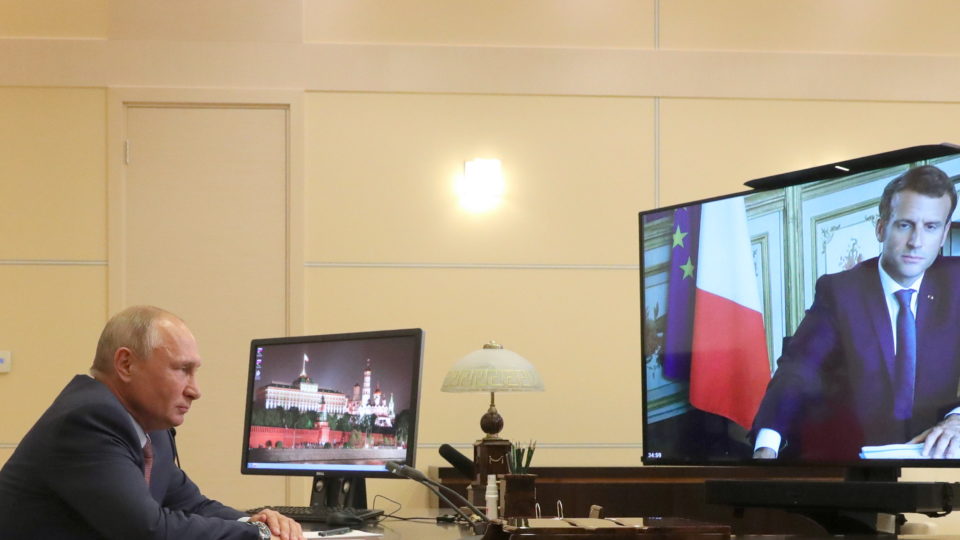 Ucrânia recebe US$ 1,5 bilhão em armas enquanto Macron pede resposta “coletiva” a Putin O presidente da Rússia, Vladimir Putin, e o presidente da França. Emmanuel Macron, em encontro virtual em 2020