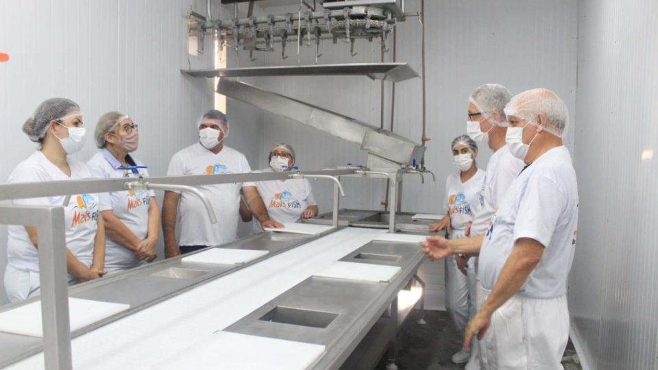 Funcionários do frigorífico Mais Fish dentro das instalações da planta.