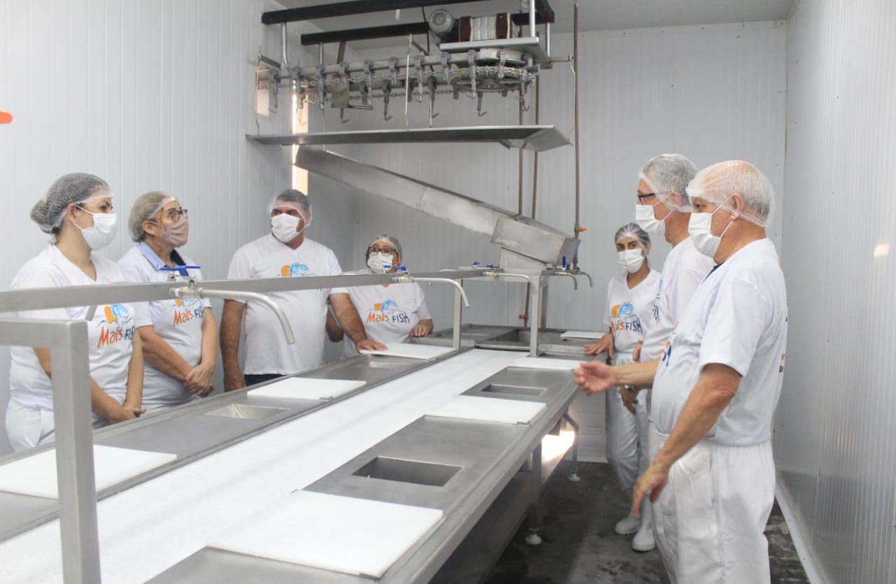 Funcionários do frigorífico Mais Fish dentro das instalações da planta.