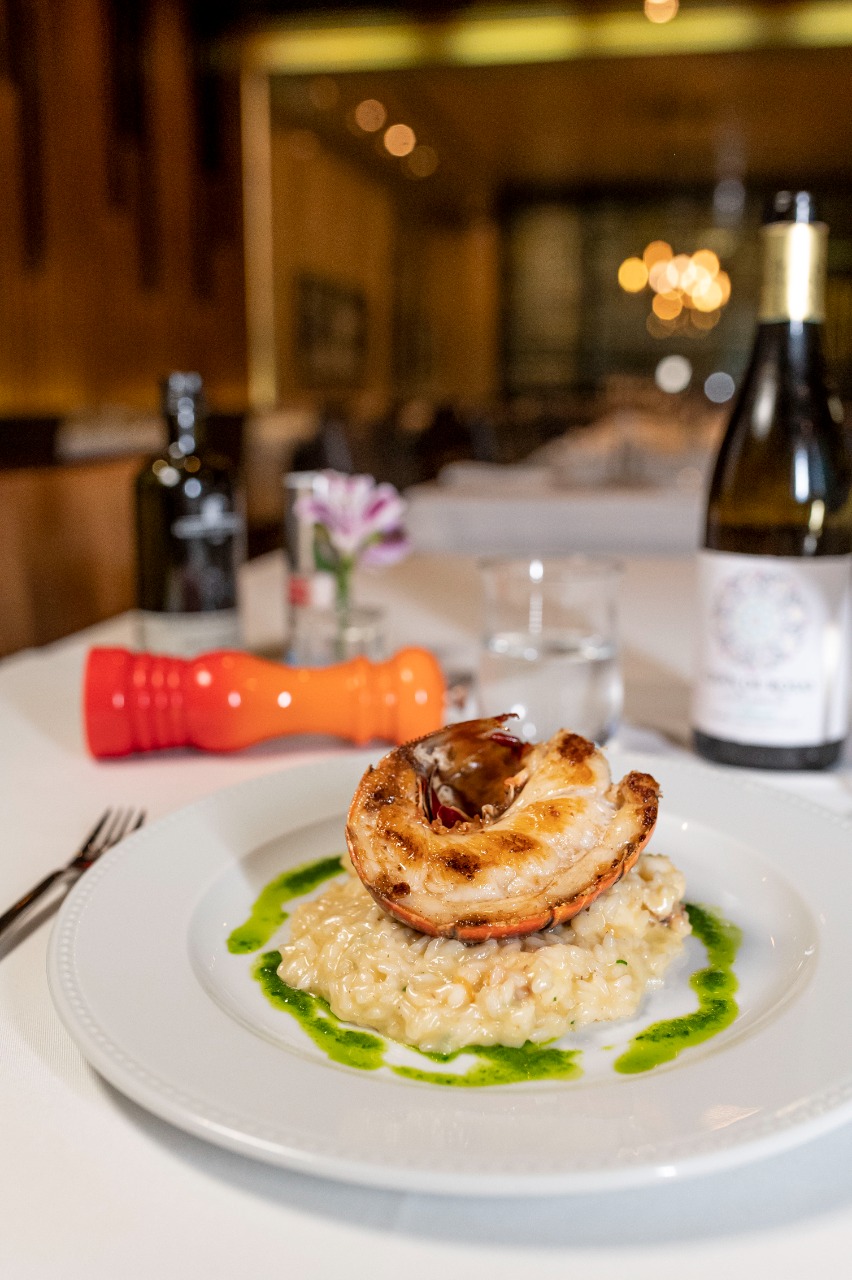 Lagosta grelhada ao molho de laranja e risoto ao pesto de ervas. Lagosta grelhada ao molho de laranja e risoto ao pesto de ervas.
