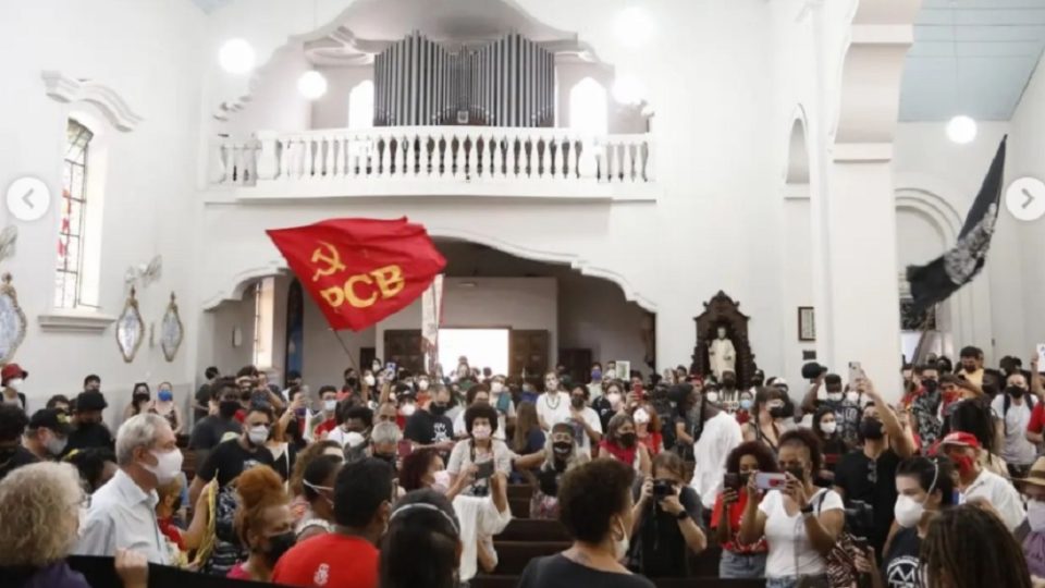 Invasão de igreja é crime passível de detenção e multa Grupo de manifestantes que invadiu igreja em Curitiba, no último sábado (5).