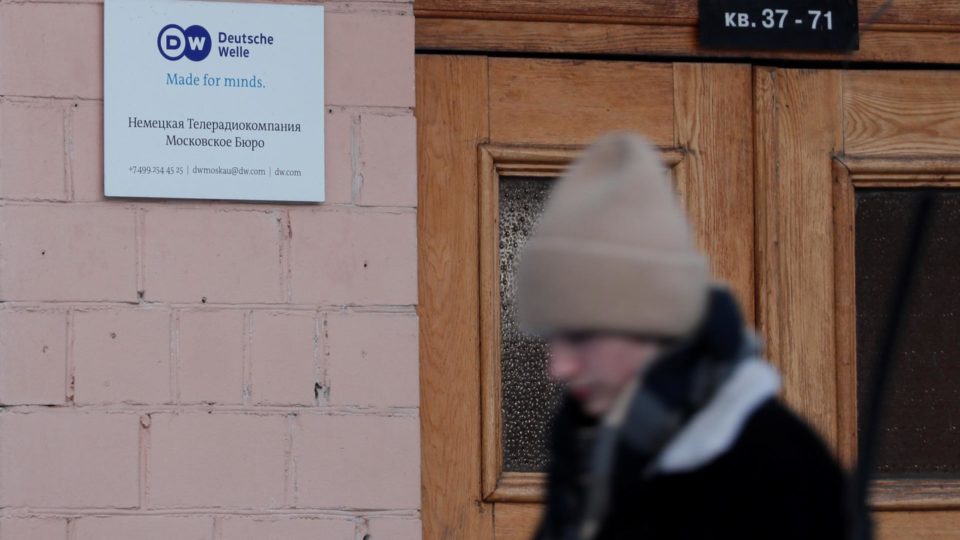 Rússia usa rótulo do período soviético para fechar sede da Deutsche Welle em Moscou Transmissões da emissora pública alemã de televisão Deutsche Welle na Rússia foram suspensas na semana passada e um processo para enquadrá-la como agente estrangeira foi aberto