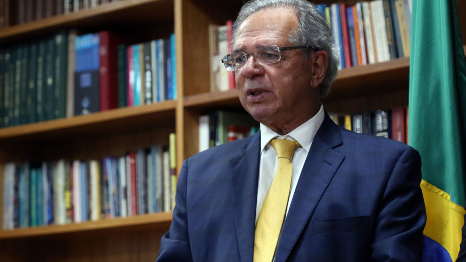 Projeto do Senado para baixar combustível é “bomba fiscal”, diz Guedes Paulo Guedes, ministro da Economia, sobre PEC que tramita no Senado: “É uma insensatez”
