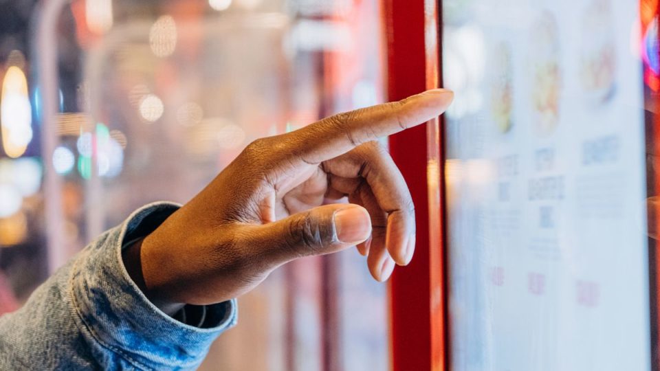 Totens e apps de autoatendimento são tendências no foodservice em 2022 totens autoatendimento
