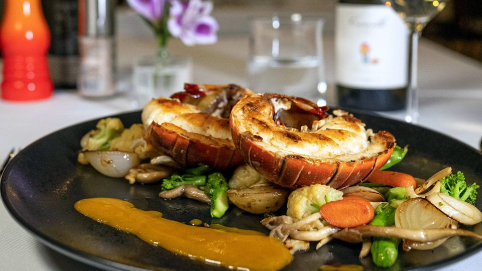 Vai começar o saboroso Festival da Lagosta do restaurante La Varenne Lagosta grelhada, servida com legumes e molho nantua – uma das opções de prato do Festival da lagosta do restaurante La Varenne.