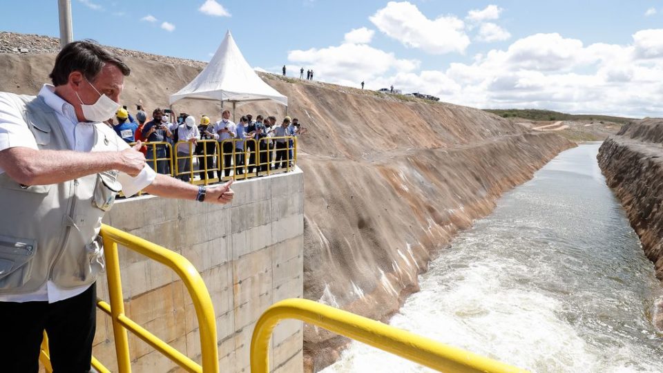 Águas no Nordeste Presidente Jair Bolsonaro no canal de transposição do Rio São Francisco, no Ceará, em junho de 2020.
