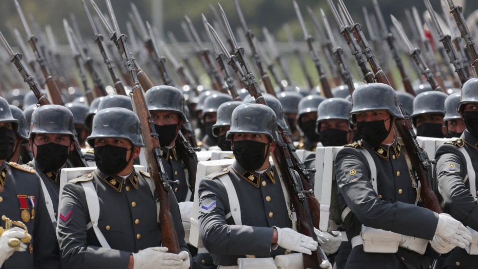 A constituinte do Chile vai extinguir as forças armadas? Desfile militar no Chile, em setembro do ano passado