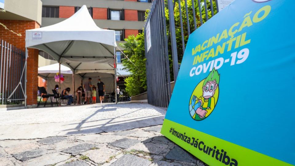 Curitiba aposta no fim das férias para reverter quadro de só 43% de crianças vacinadas Vacinacao infantil da Covid-19 em Curitiba.