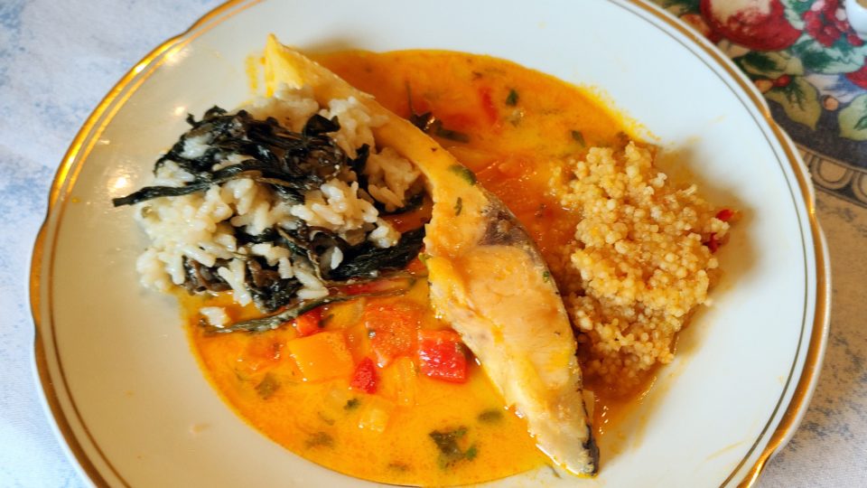 Topei o desafio, fiz almoço inteiro com ingredientes da Amazônia. E tem receita Tambaqui ao leite de coco, com arroz de jambu e pirão de bolinha.
