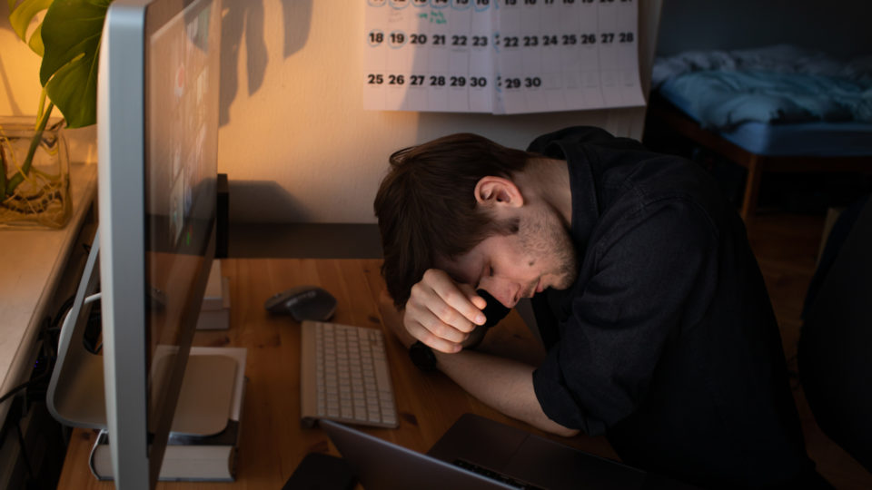 Síndrome de Burnout: o que é e como as empresas podem ajudar Fadiga física e mental no ambiente de trabalho são características de quem tem Síndrome de Burnout.