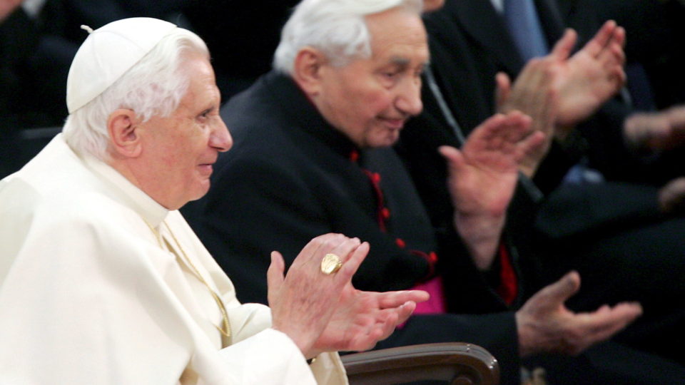 Bento XVI pede perdão por abusos sexuais na Igreja, mas reitera que desconhecia casos em Munique Bento XVI em imagem de 2007, ao lado do irmão Georg Ratzinger, falecido em 2020