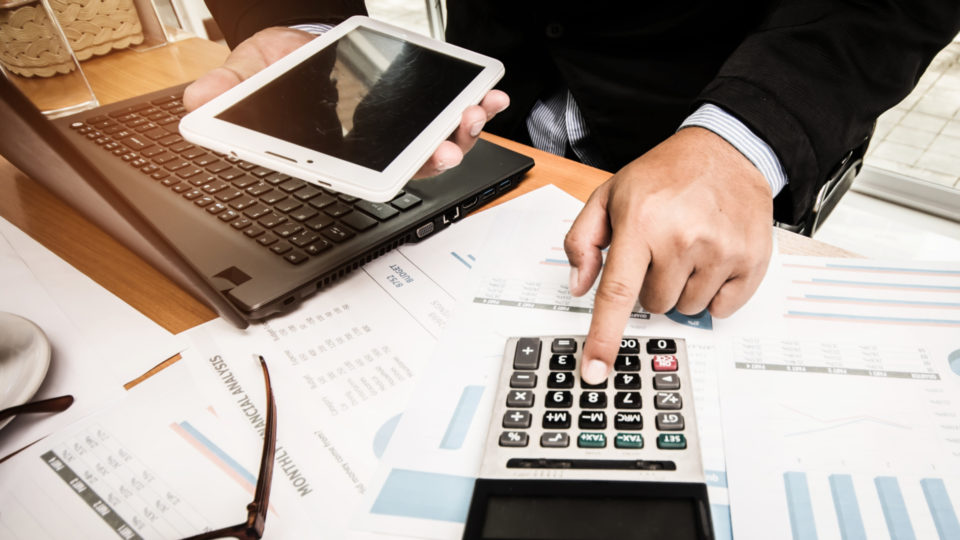 5 dicas para reduzir custos na sua empresa Um bom planejamento e conhecimento do mercado é essencial para implementar uma política de redução de custos na empresa
