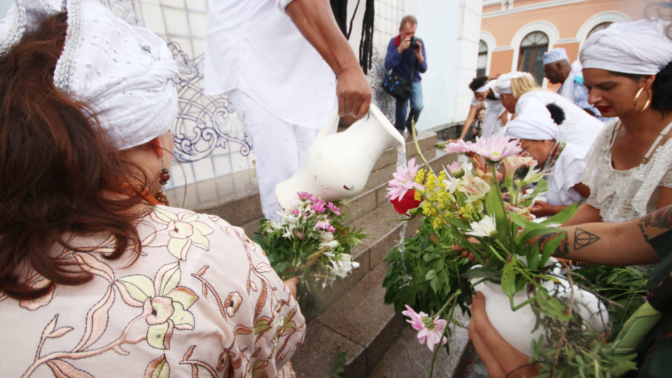 A depredação da Igreja: Carta aberta a Polzonoff Celebração da igualdade na Festa do Rosário.