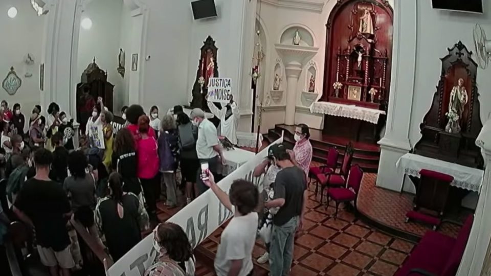 Vídeo mostra momento em que Igreja do Rosário é invadida; confira Igreja do Rosário invadida durante manifestação em Curitiba.
