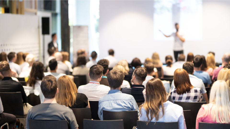 Tudo que você precisa saber para organizar um evento corporativo Antes de organizar um evento, seja qual for o seu porte, é preciso definir quais objetivos devem ser alcançados com ele.