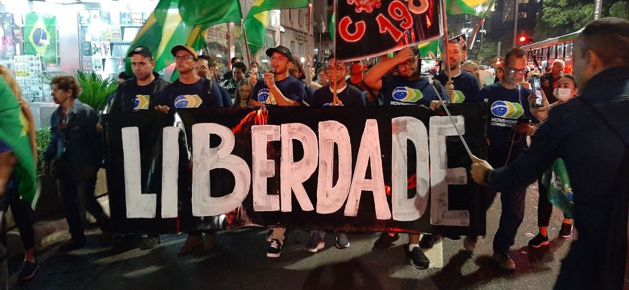manifestantes protestam na avenida paulista contra o passaporte sanitário