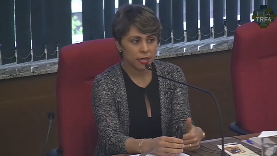 Delegada que investiga “milícias digitais” não aponta crime em relatório e se afasta delegada
