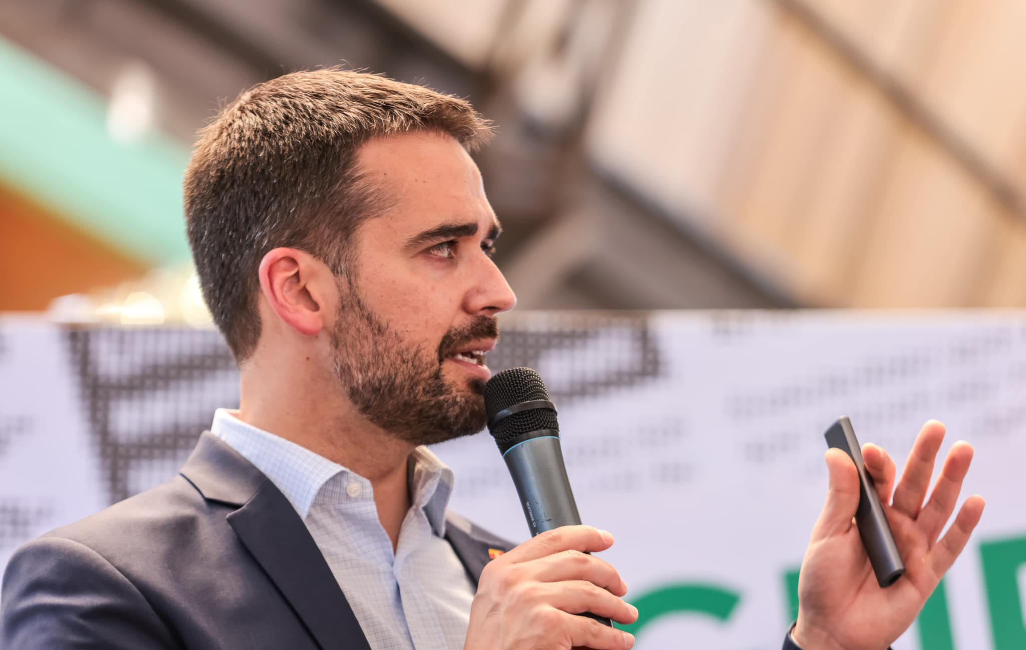 Eduardo Leite afirma que permanecerá no PSDB e admite possibilidade de reeleição no RS