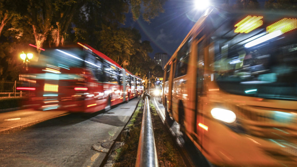 Empresas pagam atrasados e greve de ônibus é descartada Ônibus em Curitiba