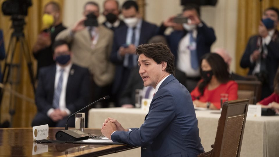 Trudeau invoca lei nunca usada para acabar com protestos de caminhoneiros Lei de Emergências nunca havia sido invocada e dará poderes excepcionais ao governo do Canadá para debelar protestos e bloqueios contra restrições sanitárias