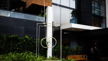Arte em Curitiba: escultura cinética celebra o movimento e o cotidiano Escultura cinética em frente ao Nomaa Hotel, em Curitiba.