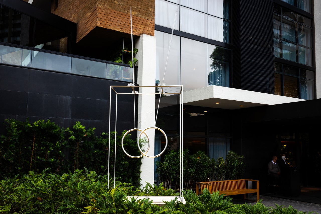 A escultura cinética “O Vento e o Tempo”, de Claudio Alvarez, traz um respiro de arte para quem passa em frente ao Nomaa Hotel, no Batel.