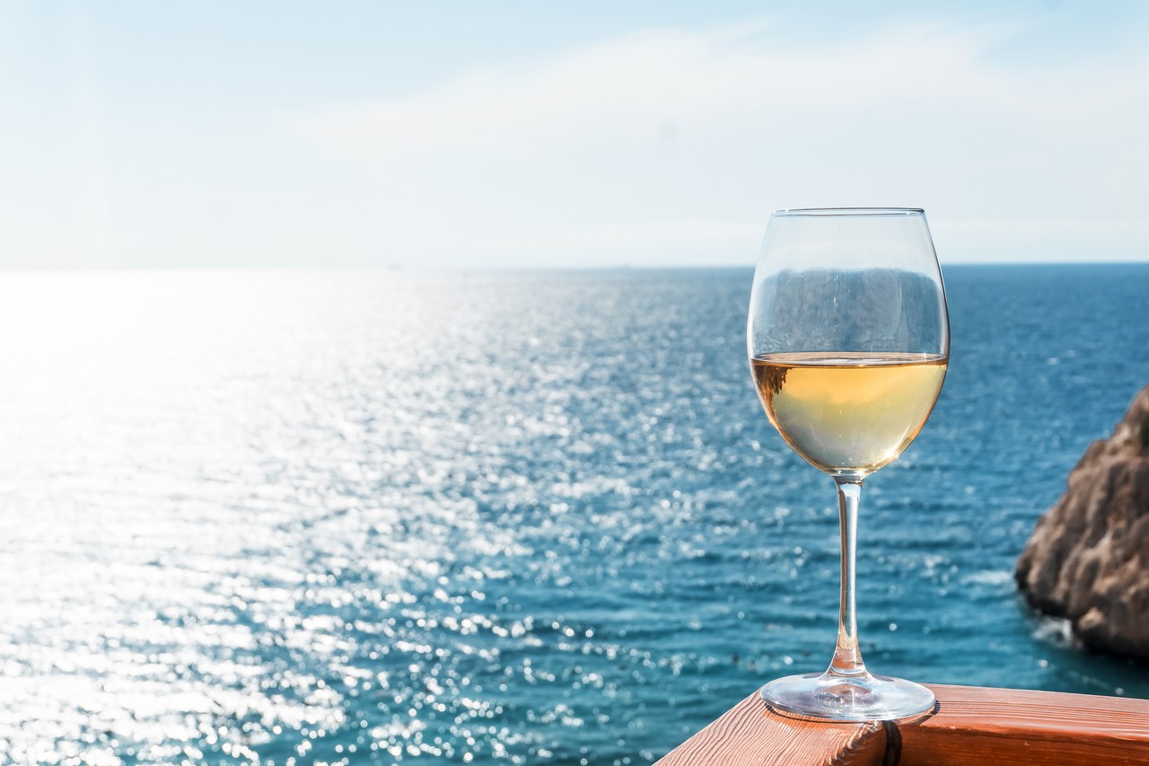 Um bom Vinho Verde deve ser sempre seco  e refrescante, de fazer salivar, com boa intensidade e cheio de energia.