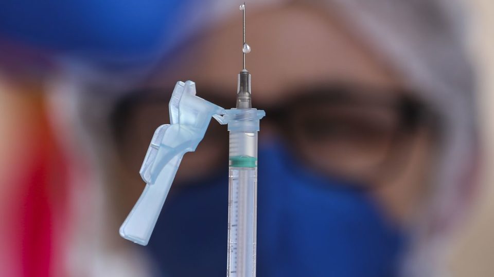 Homem não tomou vacina por recomendação médica e mesmo apresentando um laudo médico, foi impedido de entrar em hospital.