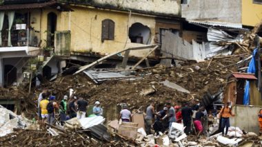 “Vou rezar porque, se morrer, Maria me leva” Bombeiros, moradores e voluntários trabalham no local do deslizamento no Morro da Oficina, após a chuva que castigou Petrópolis, na região serrana fluminense.