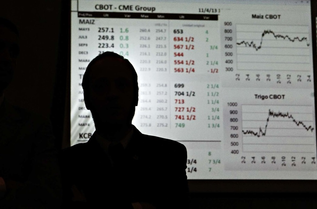 Operador do mercado financeiro observa painel da bolsa de valores.