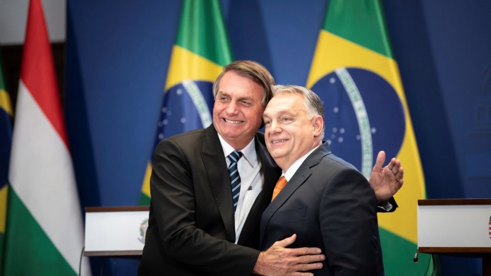 Na Hungria, Bolsonaro reclama de “desinformação” sobre Amazônia e faz defesa da família bolsonaro orbán