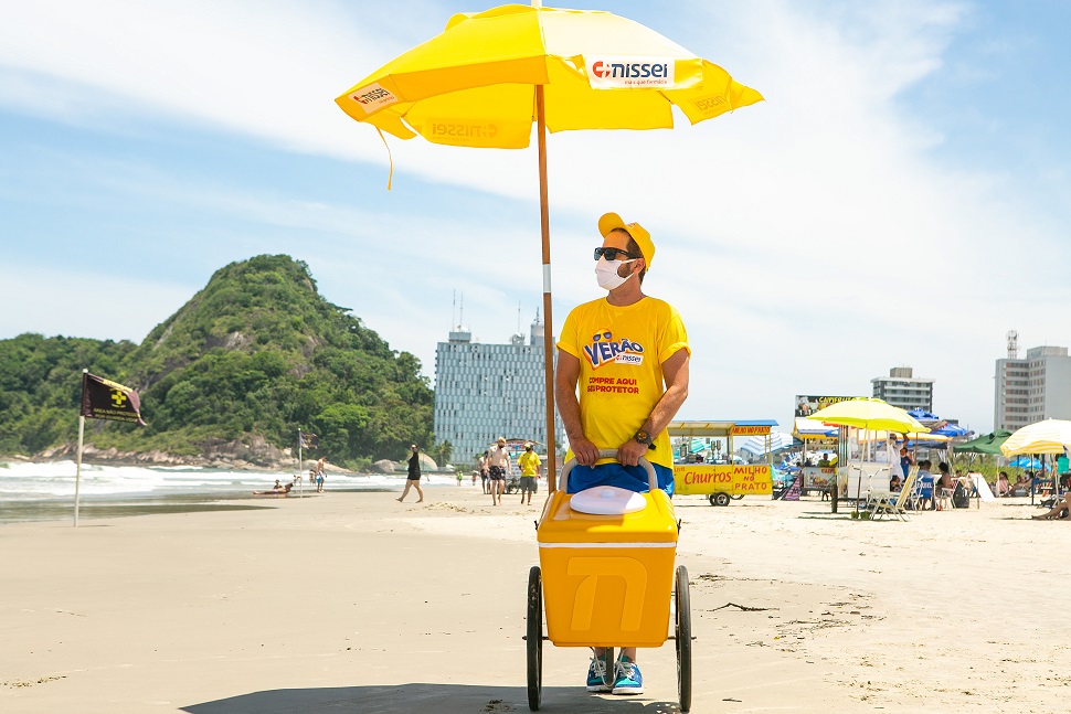 Ação das Farmácias Nissei no litoral paranaense permite que você veja se sua pele está bem protegida e permite que você compre protetor solar diretamente da areia.