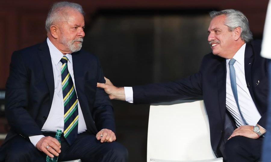 O ex-presidente do Brasil Luiz Inácio Lula da Silva conversa com o presidente da Argentina, Alberto Fernández.