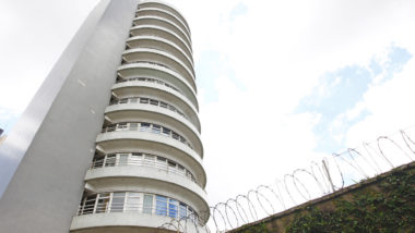 Apartamentos giratórios vão a leilão de novo: por que o prédio arrojado nunca vingou? Edifício Suite Vollard, conhecido como o prédio giratório de Curitiba.