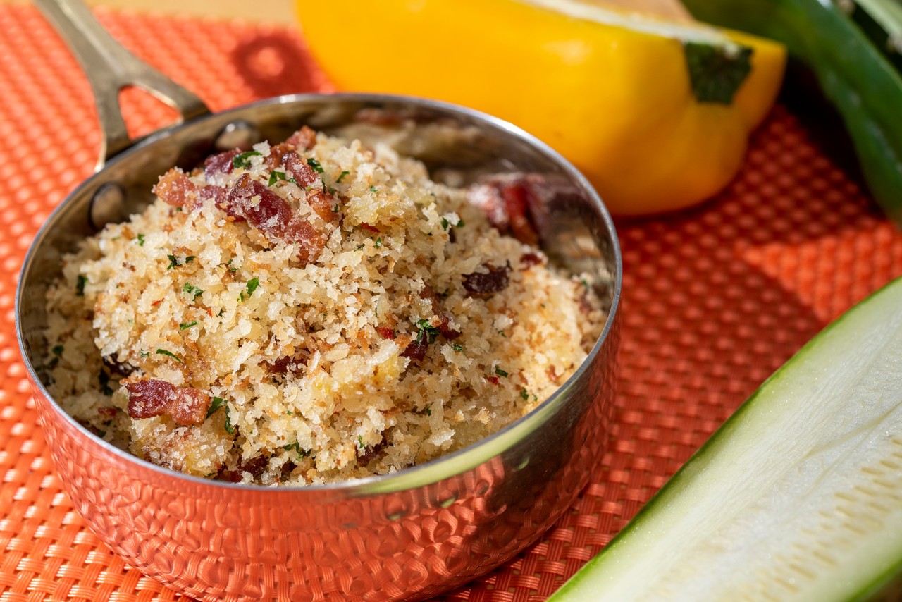 A farofa de banana e bacon traz mais sabor ao churrasco. A farofa de banana e bacon traz mais sabor ao churrasco.