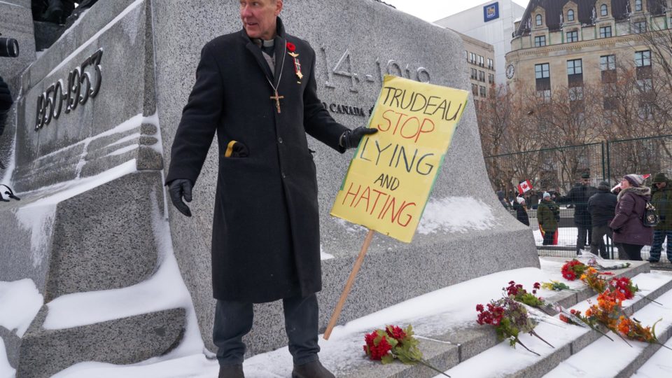 Caminhoneiros se aliam a conservadores na luta contra tirania progressista de Justin Trudeau Primeiro-ministro canadense Justin Trudeau usa lei criada para ser usada em tempos de guerra contra movimento pacífico dos caminhoneiros e conservadores.